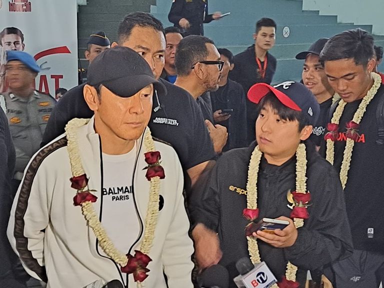 Pelatih Shin Tae-yong memberi keterangan kepada wartawan sesaat setelah tiba di Bandara Internasional Soekarno-Hatta, Tangerang, Sabtu (11/5/2024)