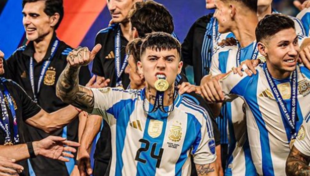 Enzo Fernandez minta maaf usai ikut menyanyikan lagu rasis pada selebrasi kemenangan Argentina di Copa America 2024 <b>(Instagram Enzo Fernandes)</b>