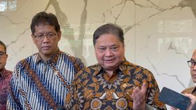 Menteri Koordinator Bidang Perekonomian Airlangga menyampaikan bahwa pemerintah tengah menyiapkan paket ekonomi untuk mendorong pertumbuhan ekonomi.