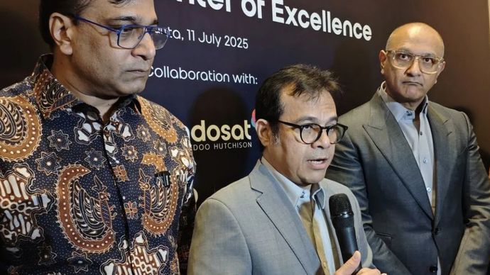 Wakil Menteri Komunikasi dan Digital Nezar Patria (tengah) memberikan keterangan kepada wartawan usai peluncuran AI Center of Excellence di Jakarta Selatan pada Jumat