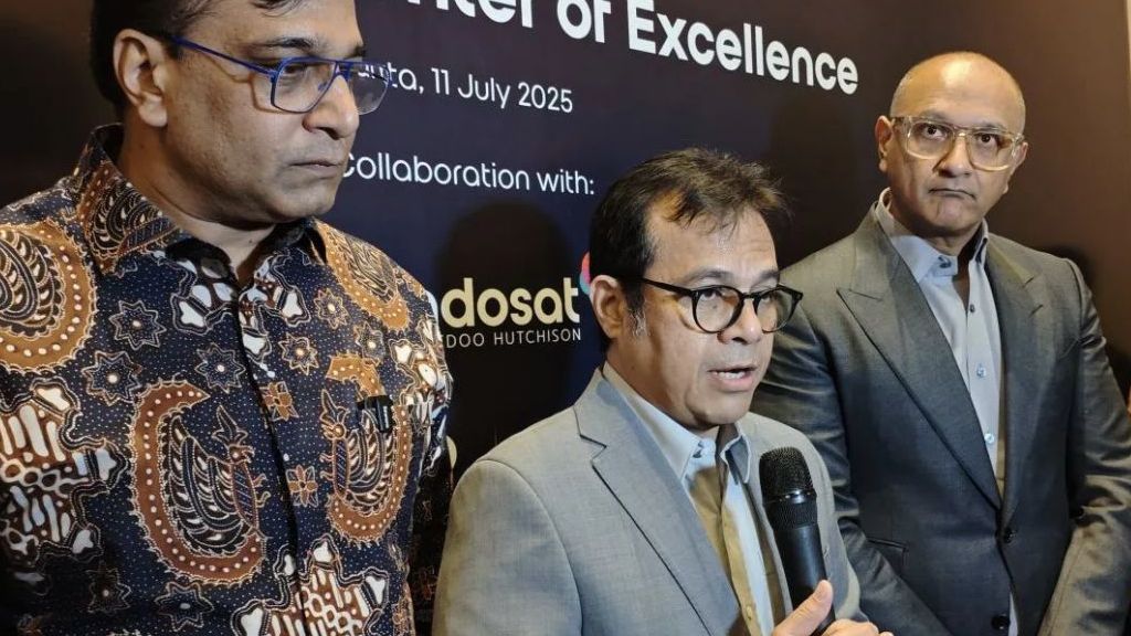 Wakil Menteri Komunikasi dan Digital Nezar Patria (tengah) memberikan keterangan kepada wartawan usai peluncuran AI Center of Excellence di Jakarta Selatan pada Jumat