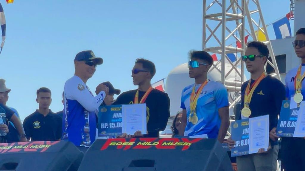 Prajurit Marinir juara lomba renang menyebrangi dermaga Madura <b>(Dokumentasi TNI AL)</b>