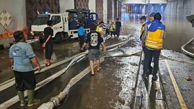 Kementerian Pekerjaan Umum (PU) telah mengerahkan alat berat dan tim tanggap darurat guna mempercepat proses penyurutan air serta membuka kembali akses jalan nasional yang sempat lumpuh akibat bencana banjir di Kota Denpasar, Bali pada Rabu 10 Septem