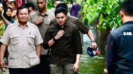 FOTO: Prabowo Ditemani Letkol Teddy Cek Banjir Babelan Bekasi