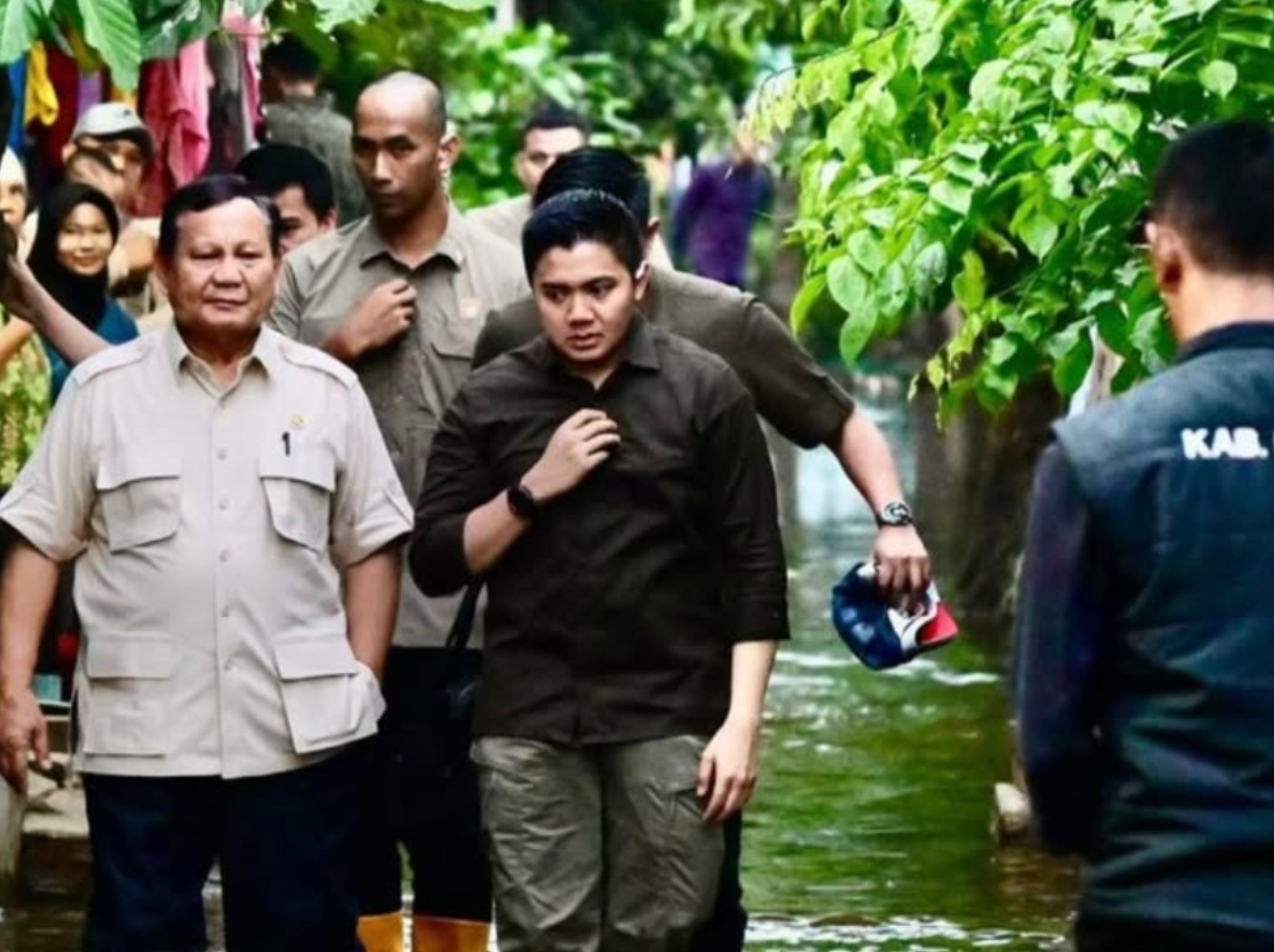 Presiden Prabowo bersama Seskab Teddy ke lokasi banjir Babelan <b>(Instagram @sekretariat.kabinet)</b>