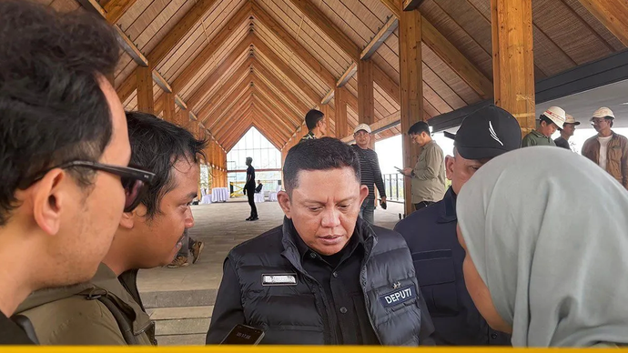 Deputi Bidang Penegakan Hukum (Gakkum) KLH Rizal Irawan (tengah) ditemui wartawan usai inspeksi di kawasan Puncak, Kabupaten Bogor, Jawa Barat, Kamis (6/3/2025).