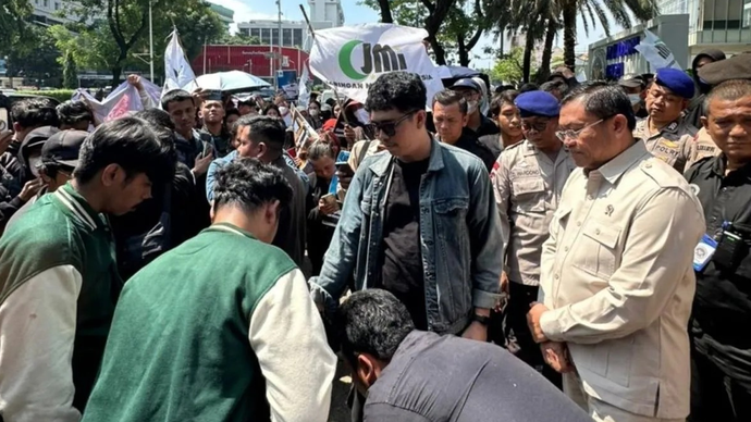 Wakil Kepala BGN Sony Sonjaya (kanan, mengenakan baju cokelat) menemui peserta aksi dari Jaringan Muda Indonesia yang menyampaikan aspirasinya di depan Kantor BGN, Jakarta Pusat, Kamis 21 Mei 2026. ANTARA/HO-BGN.