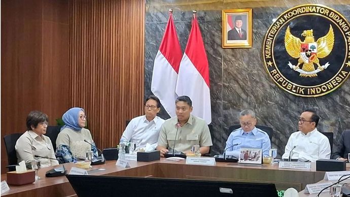 Kepala BGN Sudaryono (tiga dari kanan) dalam konferensi pers mengenai refocusing penerima MBG di Kantor Kemenko Pangan, Jakarta, Kamis (6/8/2026).