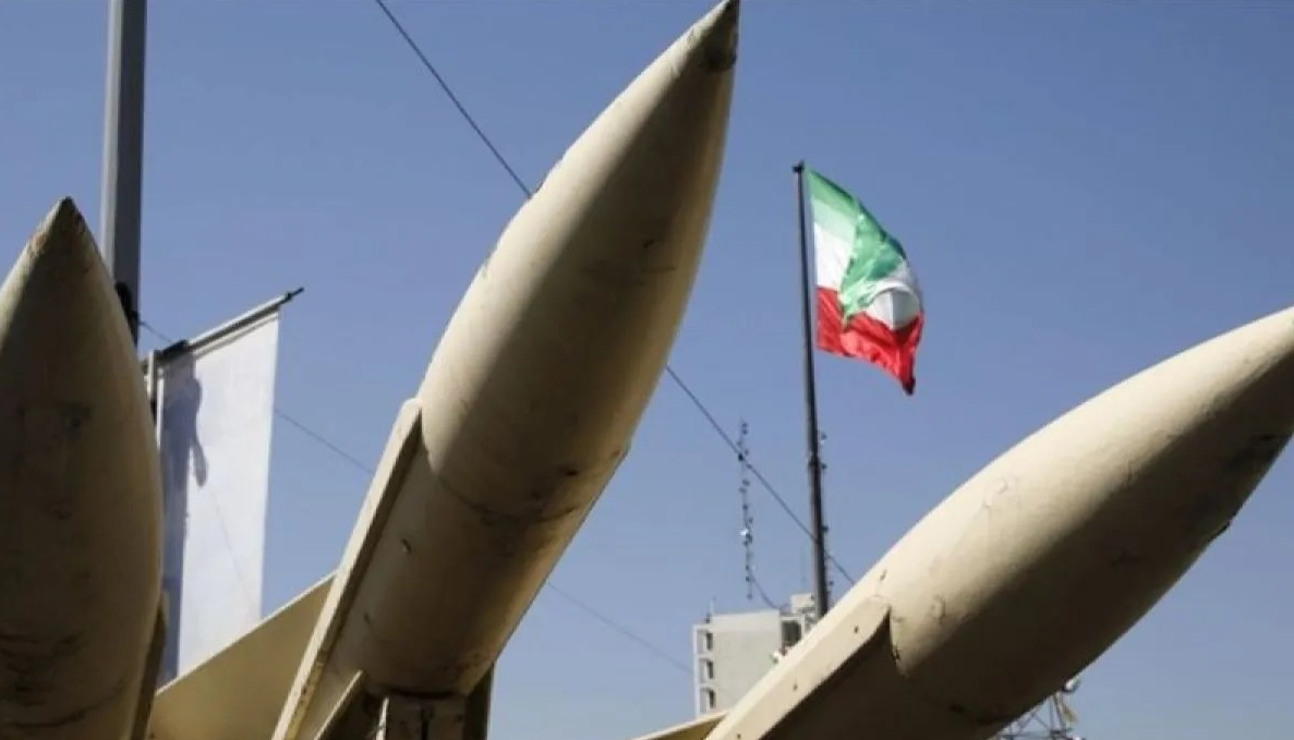 Petugas kedaruratan bekerja di gedung yang terkena rudal Iran di Haifa, Israel, Senin (6/4/2026) <b>(Antara)</b>