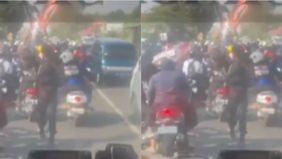 Beredar video memperlihatkan mobil damkar Sragen tertahan konvoi perguruan silat. Hal tersebut menjadi viral di media sosial.