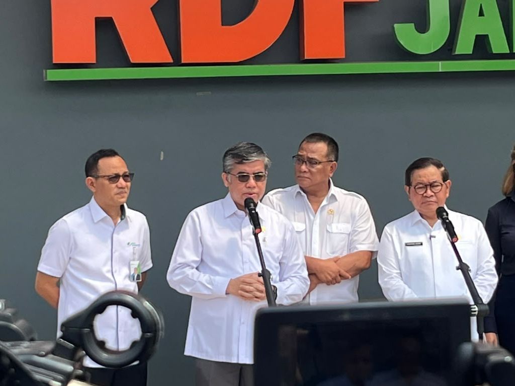 Menteri Ketenagakerjaan Yassierli (tengah) <b>(NTVNews.id/Adiansyah)</b>