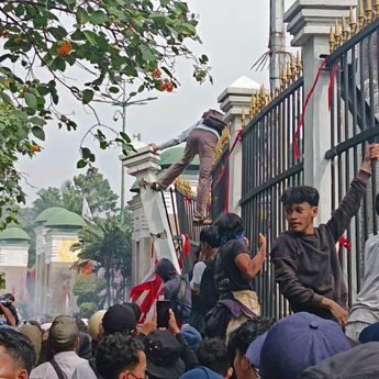 Detik-detik Massa Aksi Tolak RUU Pilkada Jebol Gerbang DPR RI