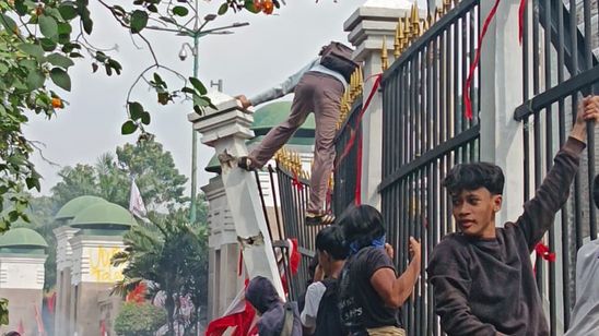 Detik-detik Massa Aksi Tolak RUU Pilkada Jebol Gerbang DPR RI