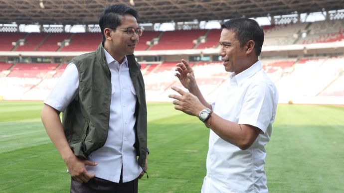 Sekjen PSSI, Yunus Nusi mengecek kondisi rumput Stadion Utama Gelora Bung Karno (SUGBK), Senayan, Jakarta <b>(PSSI)</b>