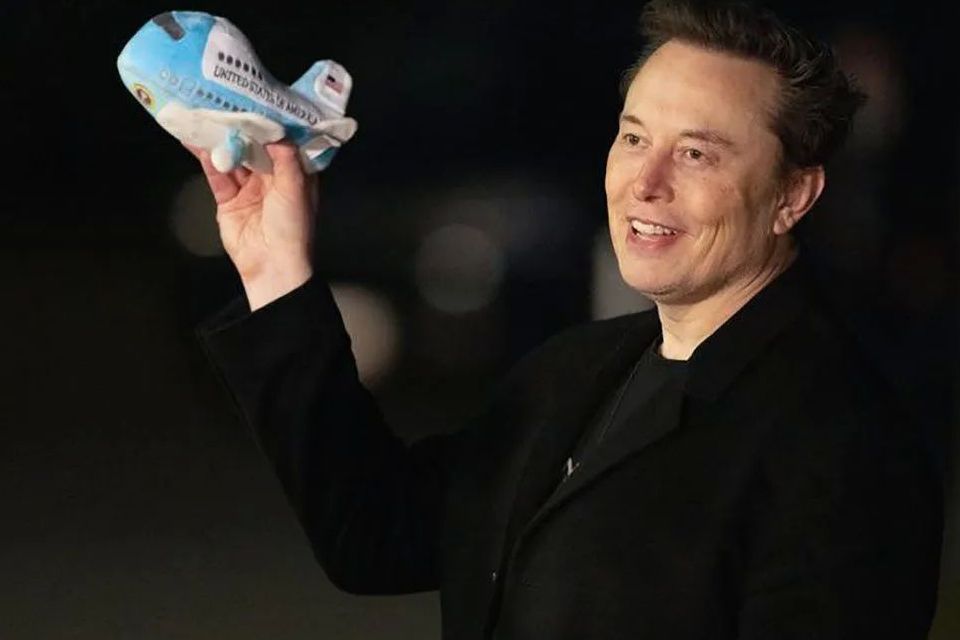 Ilustrasi - Elon Musk memegang boneka Air Force One saat tiba di Halaman Selatan Gedung Putih di Washington, D.C., Amerika Serikat, Rabu (19/2/2025) <b>(Antara)</b>