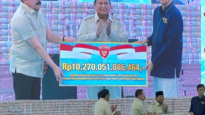 Jaksa Agung ST Burhanuddin serahkan uang ke Menteri Keuangan Purbaya Yudhi Sadewa. 