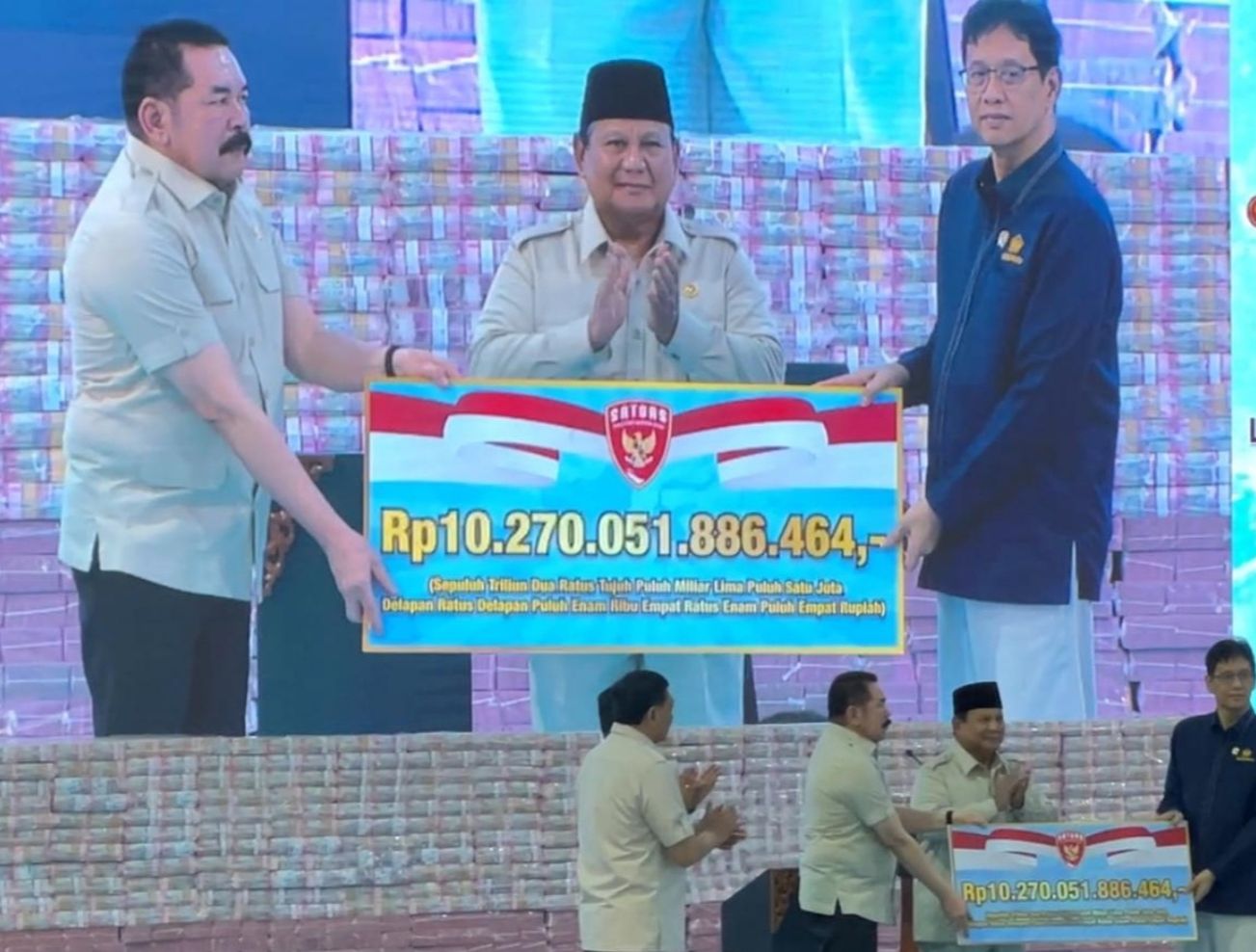 Jaksa Agung ST Burhanuddin serahkan uang ke Menteri Keuangan Purbaya Yudhi Sadewa.  <b>(NTVNews.id)</b>