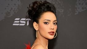 Pengakuan mengejutkan datang dari aktris sekaligus influencer Erika Carlina, yang menyatakan dirinya tengah mengandung tanpa ikatan pernikahan. Cerita ini diungkapkan langsung melalui podcast Deddy Corbuzier yang tayang pada Jumat, 18 Juli 2025, dan 