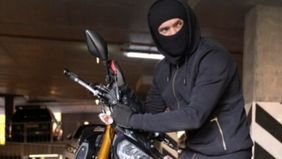 Aksi pencurian sepeda motor terjadi di Tanjung Priok, Jakarta Utara. Dua orang terduga pelaku tertangkap tangan oleh warga di kawasan Swasembada Barat 15, Tanjung Priok, pada Kamis, 25 Desember 2025 sekitar pukul 18.00 WIB.