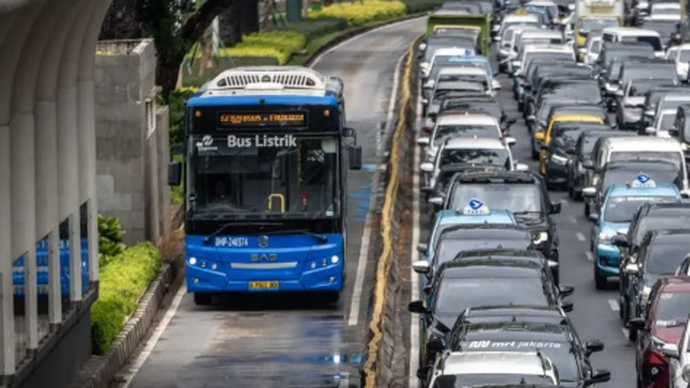 Bus Transjakarta melintas di Jalan Jenderal Sudirman, Jakarta. ANTARA FOTO/Bayu Pratama S/rwa.