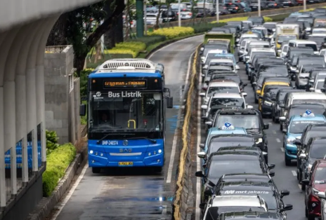 Bus Transjakarta melintas di Jalan Jenderal Sudirman, Jakarta. ANTARA FOTO/Bayu Pratama S/rwa.