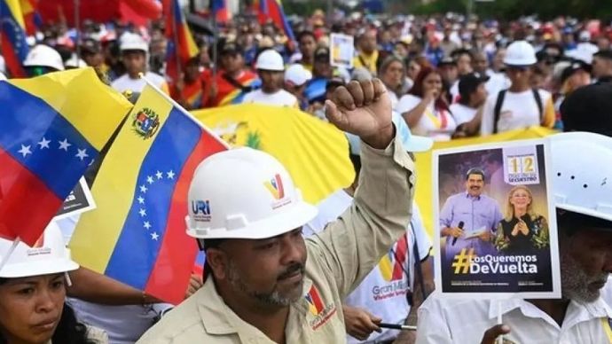 Para pekerja Venezuela berpartisipasi dalam pawai di Caracas, Venezuela pada 14 Januari 2026 menuntut Pemerintah AS membebaskan Presiden Venezuela Nicolas Maduro dan istrinya. ANTARA/Xinhua/Lucio Tavora