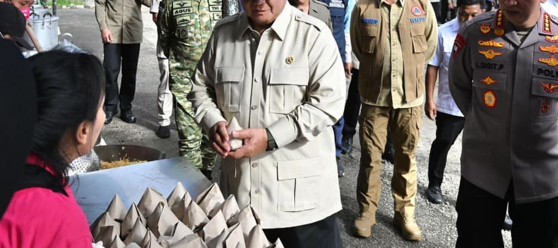 Presiden Prabowo tinjaudapur makan untuk korban bencana di Sumatera