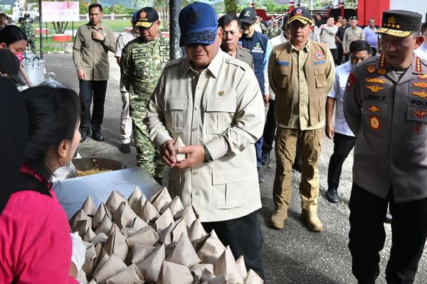 Presiden Prabowo tinjaudapur makan untuk korban bencana di Sumatera