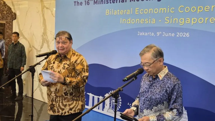 Menteri Koordinator Bidang Perekonomian Airlangga Hartarto (kiri) dan Wakil Perdana Menteri Singapura sekaligus Menteri Perdagangan dan Industri Gan Kim Yong (kanan) saat konferensi pers di Jakarta, Selasa (9/6/2026) (ANTARA/Bayu Saputra)
