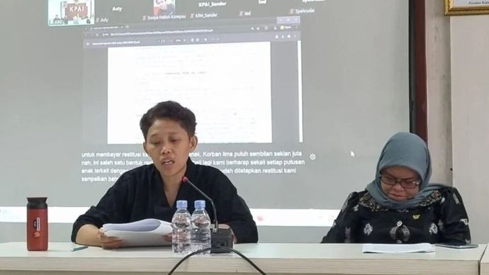 Anggota KPAI Dian Sasmita (kiri) dan Anggota KPAI Ai Maryati Solihah dalam acara konferensi pers Laporan Akhir Tahun (LAT) 2025, di Jakarta, Kamis, 15 Januari 2026. ANTARA/Anita Permata Dewi