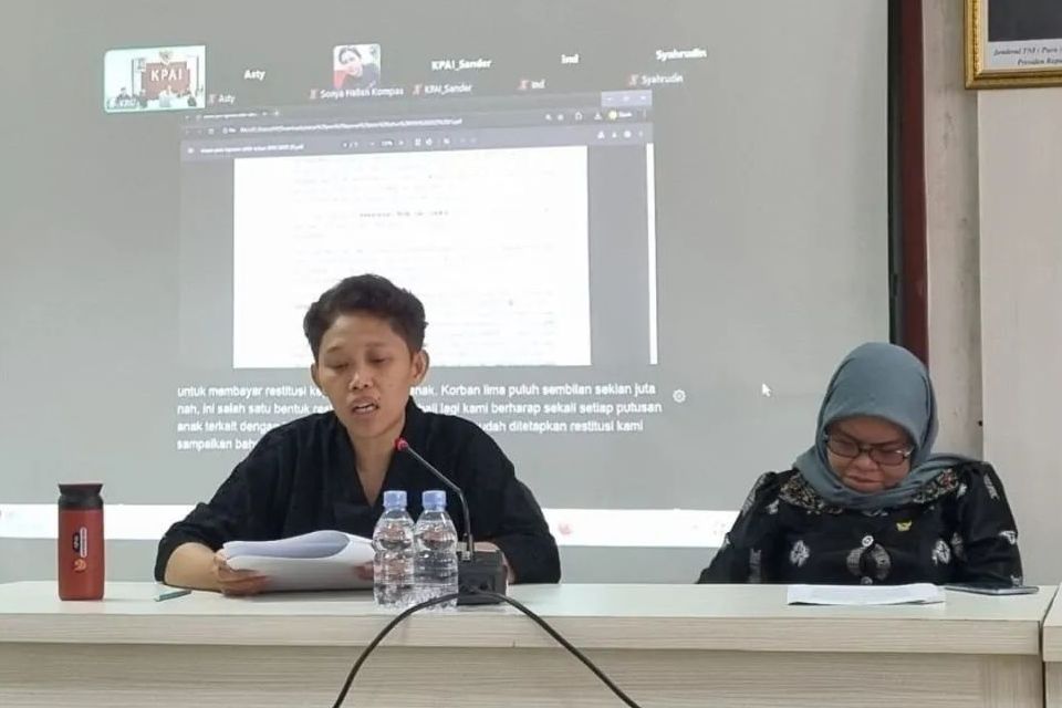 Anggota KPAI Dian Sasmita (kiri) dan Anggota KPAI Ai Maryati Solihah dalam acara konferensi pers Laporan Akhir Tahun (LAT) 2025, di Jakarta, Kamis, 15 Januari 2026. ANTARA/Anita Permata Dewi <b>(Antara)</b>
