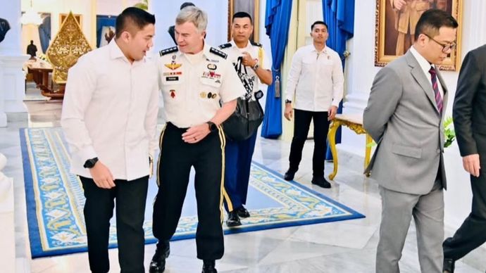 Seskab Teddy bersama Komandan Komando Pasukan Khusus dan Ranger Amerika