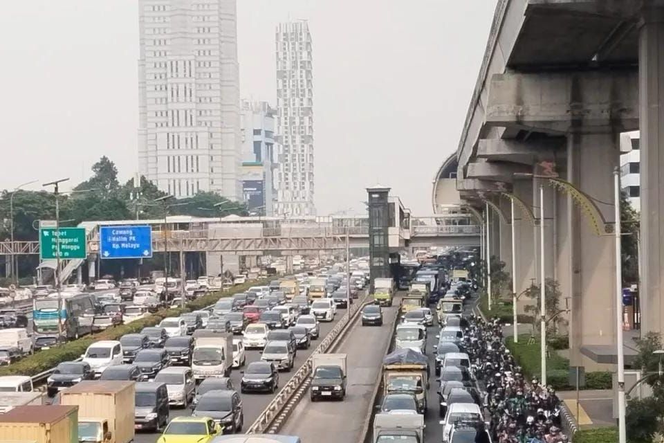 Lalu lintas di kawasan Pancoran, Jakarta Selatan, Jumat 17 Oktober 2025  pukul 15.02 WIB.  <b>(Antara)</b>