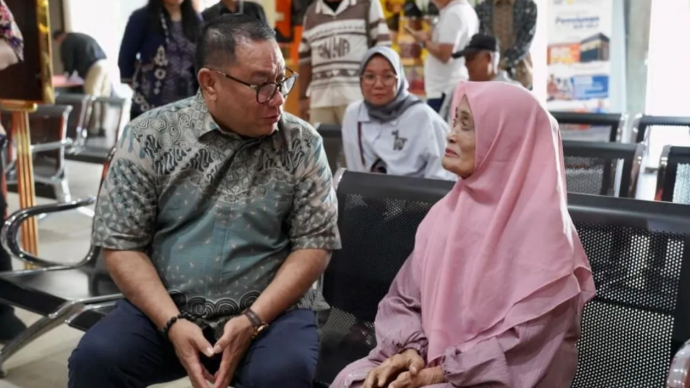 Komisaris Utama PT TASPEN Fary Djemy Francis (kiri) sedang berbincang dengan salah satu pensiunan penerima gaji ke-13 di Pos Indonesia Cabang Batam, Kepri, Rabu (3/6/2026). (ANTARA/HO-Taspen)