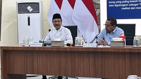 Menteri Sosial Saifullah Yusuf memberikan klarifikasi terkait viralnya pemberian sepatu kepada siswa Sekolah Rakyat di media sosial. Ia menegaskan bahwa sepatu tersebut bukan berasal dari pengadaan Kementerian Sosial Republik Indonesia.