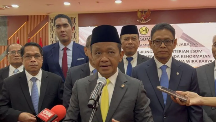Menteri Energi dan Sumber Daya Mineral (ESDM) Bahlil Lahadalia (tengah) memberi keterangan ketika ditemui di Kantor Kementerian ESDM, Jakarta, Rabu (6/5/2026). (ANTARA/Putu Indah Savitri)