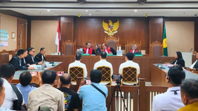 Pemilik Blueray Cargo, John Field, didakwa memberikan suap dan gratifikasi senilai total Rp63,15 miliar kepada sejumlah pejabat di Direktorat Jenderal Bea dan Cukai, Kementerian Keuangan Republik Indonesia.