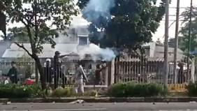 Satuan Polisi Pamong Praja (Satpol PP) Jakarta Timur menyoroti keberadaan dua lubang besar pada tembok pembatas rel kereta api di kawasan Klender, Jakarta Timur, yang diduga menjadi akses keluar masuk pelaku tawuran.