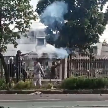 Satpol PP Soroti Lubang Tembok Rel Kereta yang Diduga Jadi Jalur Tawuran di Klender