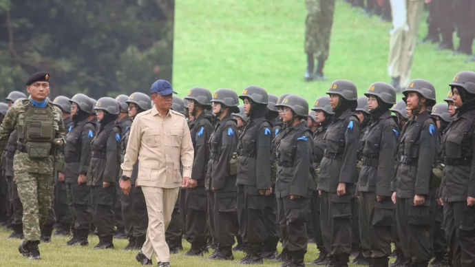 Wakil Menteri Pertahanan Donny Ermawan Taufanto (kedua kiri) memeriksa barisan saat upacara pembukaan Presidential Future Leaders Program (PFLP) BUMN 2026 di Kodiklat TNI, Serpong, Tangerang Selatan, Banten, Rabu (20/5/2026). ANTARA FOTO/Muhammad Iqbal/kye.