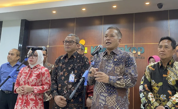 Menteri Koperasi Ferry Juliantono (kedua kanan) dan Ketua Badan Nasional Sertifikasi Profesi (BNSP) Syamsi Hari (ketiga kiri) memberikan keterangan pers di Kantor Kemenkop, Jakarta, Jumat (8/5/2026). ANTARA/Shofi Ayudiana <b>(Antara)</b>