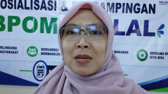 Direktur Sertifikasi Halal pada Badan Penyelenggara Jaminan Produk Halal (BPJPH) Yanis Nuraini memberikan pernyataan resmi terkait pemberian sertifikasi halal ke UMKM. ANTARA/Azmi Samsul M
