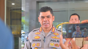 Kepolisian Daerah Jawa Barat menetapkan tiga orang sebagai tersangka terkait dugaan perbuatan cabul sesama jenis yang terjadi di sebuah tempat hiburan malam di Kabupaten Karawang.