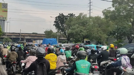 Banjir di Simpang Puri Kembangan Picu Macet Parah, Kendaraan Terjebak di Kolong Tol