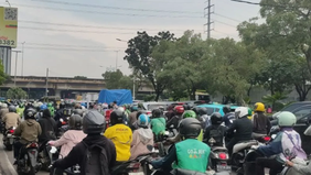 Banjir yang merendam kawasan simpang lampu merah Puri Kembangan pada Selasa menyebabkan kemacetan total di sejumlah ruas jalan utama.