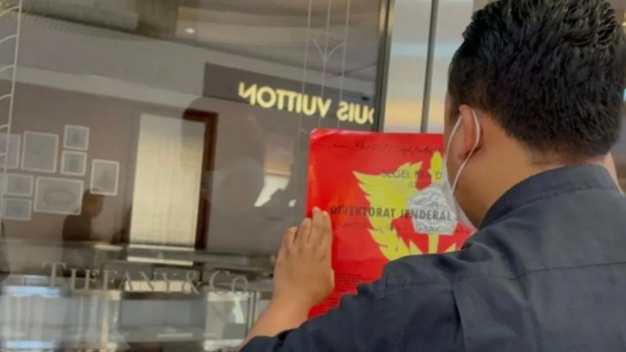 Arsip - Pihak Direktorat Jenderal Bea dan Cukai Jakarta saat melakukan penyegelan terhadap sejumlah toko perhiasan mewah Tiffany &amp; Co di Plaza Senayan, Jakarta, Rabu (11/2/2026). (ANTARA/HO-Direktorat Jenderal Bea dan Cukai Jakarta)