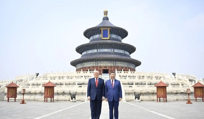 Presiden China Xi Jinping dan Presiden Amerika Serikat Donald Trump berfoto di Kuil Langit, Beijing, Kamis (14/5/2026). ANTARA/HO-Kementerian Luar Negeri China. <b>(Antara)</b>