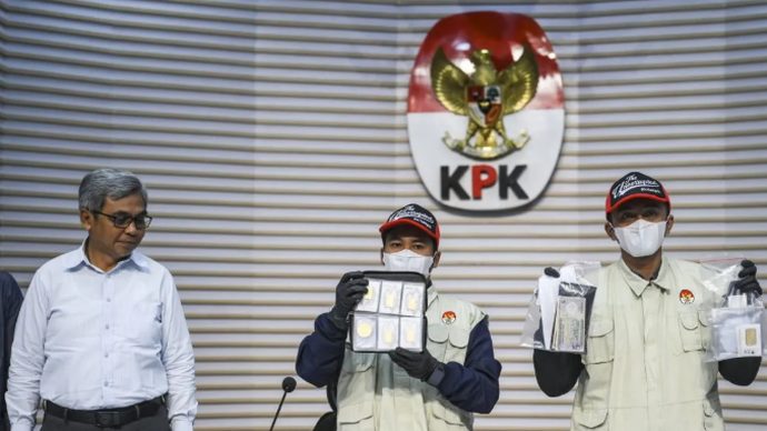 Ketua KPK Setyo Budiyanto (kiri) melihat petugas menampilkan barang bukti saat konferensi pers tindak pidana korupsi Ditjen Imigrasi di Gedung Merah Putih KPK, Jakarta, Kamis (4/6/2026). ANTARA FOTO/Hafidz Mubarak A/sgd