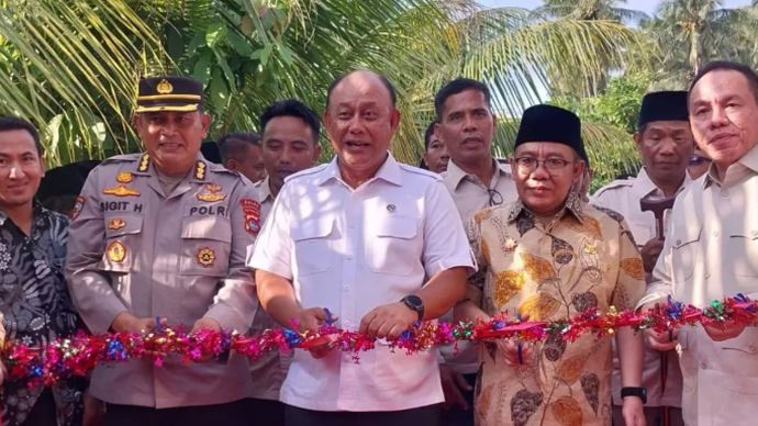 Kepala Badan Gizi Nasional (BGN) Dadan Hindayana didampingi Bupati Lombok Utara, Najmul Akhyar, Komisaris Independen PT Krakatau Steel, Willgo Zainar meluncurkan Satuan Pelayanan Pemenuhan Gizi (SPPG) di daerah 3 T (tertinggal, terdepan, dan terluar) di Desa Genggelang, Kabupaten Lombok Utara, Nusa Tenggara Barat (NTB), Selasa (12/5/2026) sore. ANTARA/Nur Imansyah.