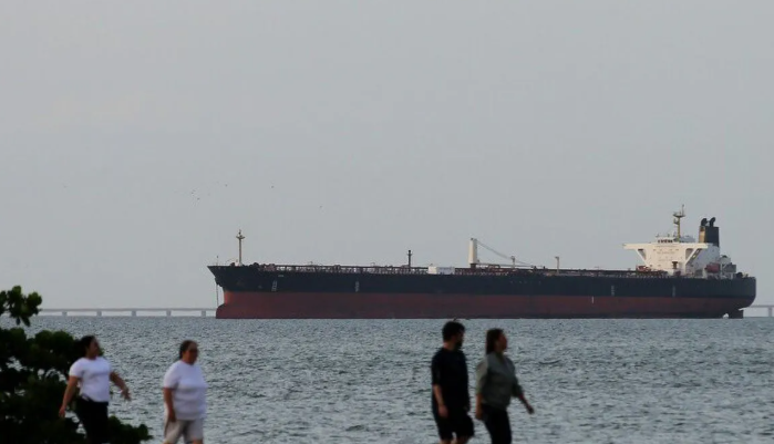 Arsip foto - Orang-orang sedang berolahraga dengan background sebuah kapal yang melewati Selat Hormuz. ANTARA/Anadolu Agency/pri. <b>(Antara)</b>